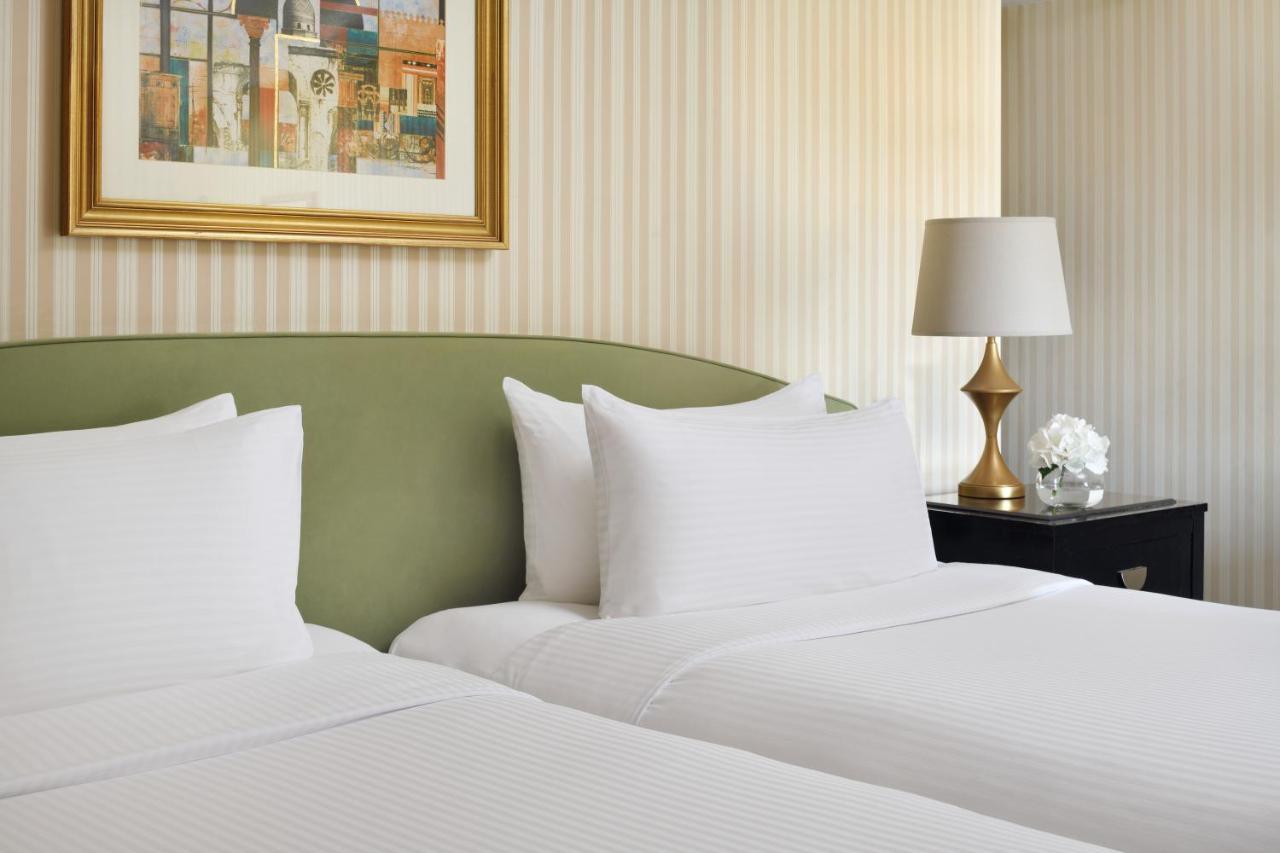 Intercontinental Riyadh By Ihg Экстерьер фото A bed with white sheets