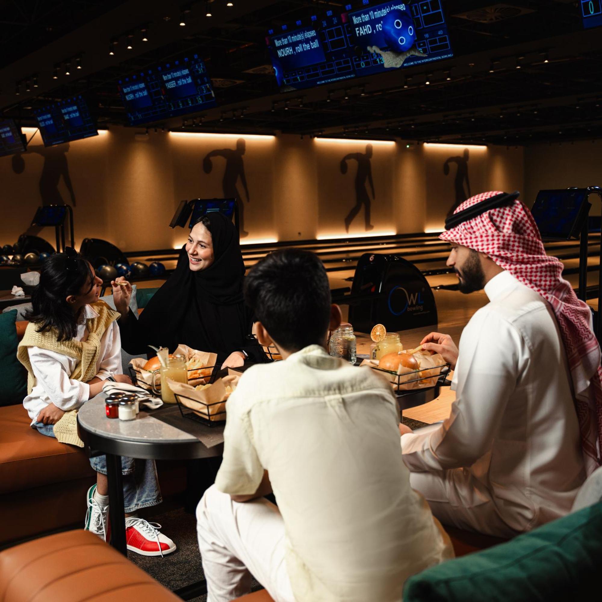 Intercontinental Riyadh By Ihg Экстерьер фото A family at a restaurant in the United Arab Emirates